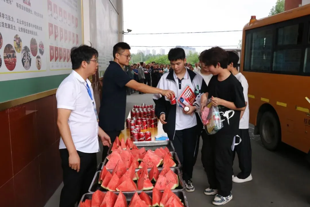 中考落幕,美好收官|清甜赴夏,为爱加冕!固始县文星学校暖心送别九年级学子-第28张图片-四季读书网 中考落幕,美好收官|清甜赴夏,为爱加冕!固始县文星学校暖心送别九年级学子-第28张图片-四季读书网