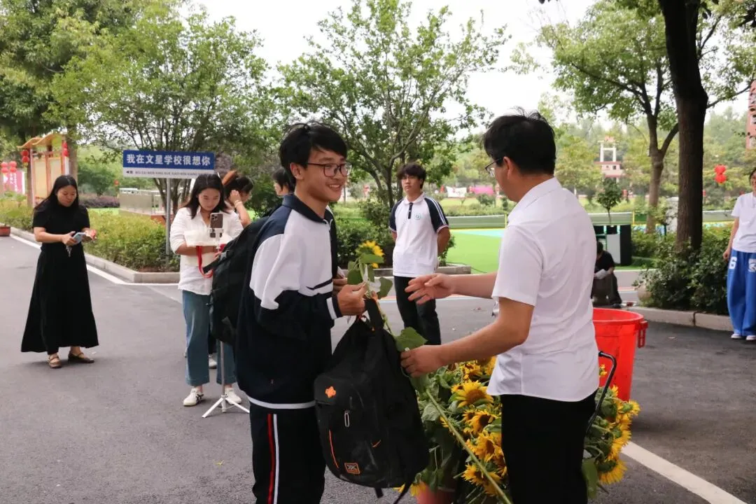 中考落幕,美好收官|清甜赴夏,为爱加冕!固始县文星学校暖心送别九年级学子-第36张图片-四季读书网 中考落幕,美好收官|清甜赴夏,为爱加冕!固始县文星学校暖心送别九年级学子-第36张图片-四季读书网