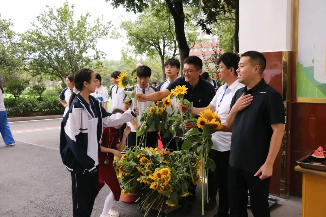 中考落幕,美好收官|清甜赴夏,为爱加冕!固始县文星学校暖心送别九年级学子-第37张图片-四季读书网 中考落幕,美好收官|清甜赴夏,为爱加冕!固始县文星学校暖心送别九年级学子-第37张图片-四季读书网