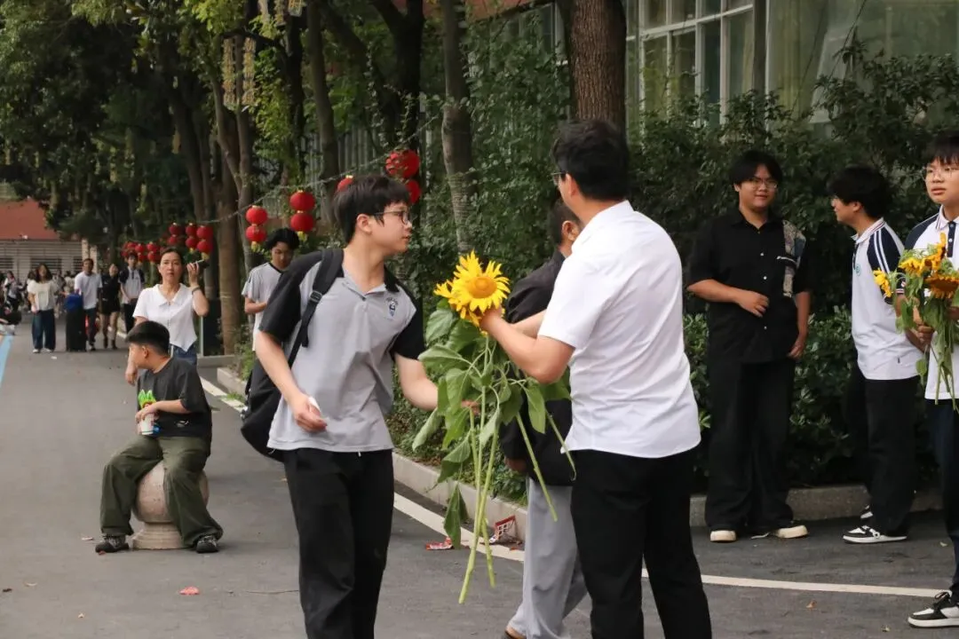 中考落幕,美好收官|清甜赴夏,为爱加冕!固始县文星学校暖心送别九年级学子-第39张图片-四季读书网 中考落幕,美好收官|清甜赴夏,为爱加冕!固始县文星学校暖心送别九年级学子-第39张图片-四季读书网