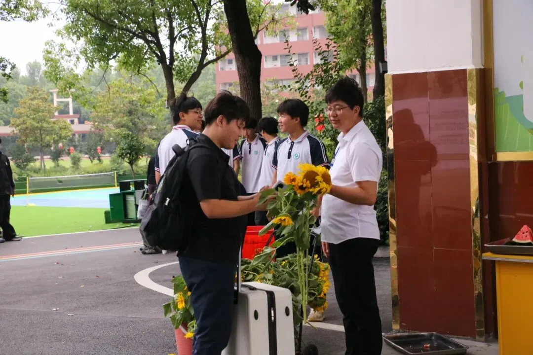 中考落幕,美好收官|清甜赴夏,为爱加冕!固始县文星学校暖心送别九年级学子-第40张图片-四季读书网 中考落幕,美好收官|清甜赴夏,为爱加冕!固始县文星学校暖心送别九年级学子-第40张图片-四季读书网