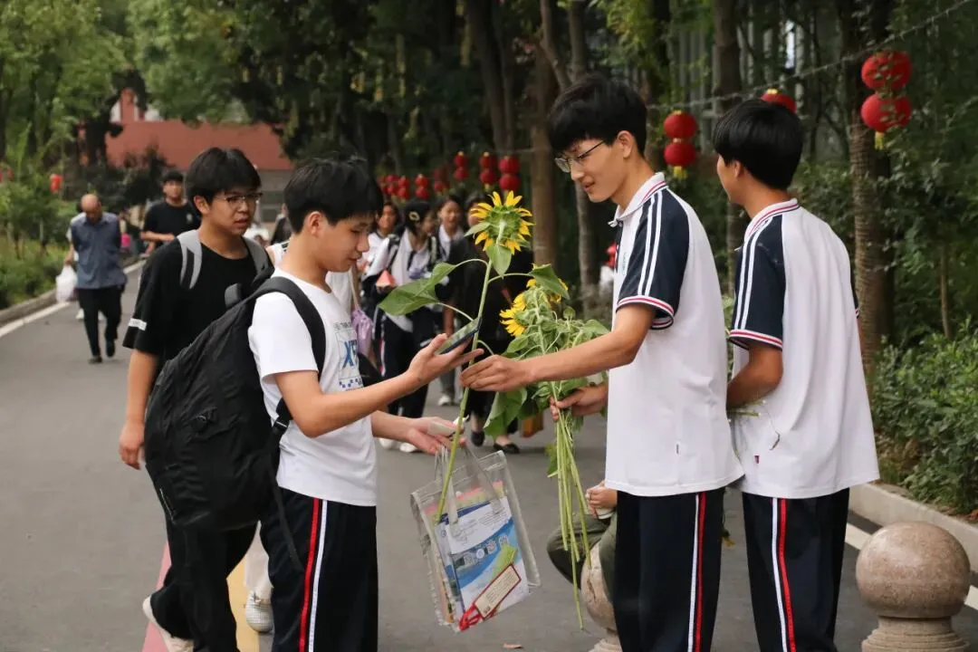 中考落幕,美好收官|清甜赴夏,为爱加冕!固始县文星学校暖心送别九年级学子-第42张图片-四季读书网 中考落幕,美好收官|清甜赴夏,为爱加冕!固始县文星学校暖心送别九年级学子-第42张图片-四季读书网