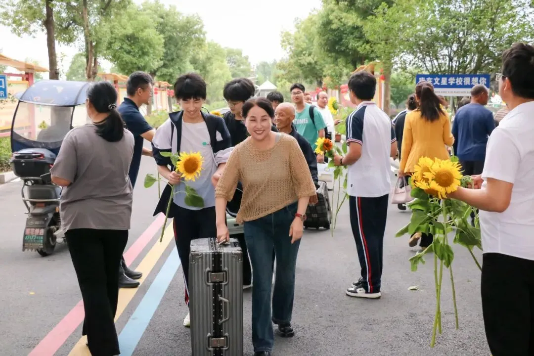 中考落幕,美好收官|清甜赴夏,为爱加冕!固始县文星学校暖心送别九年级学子-第43张图片-四季读书网 中考落幕,美好收官|清甜赴夏,为爱加冕!固始县文星学校暖心送别九年级学子-第43张图片-四季读书网