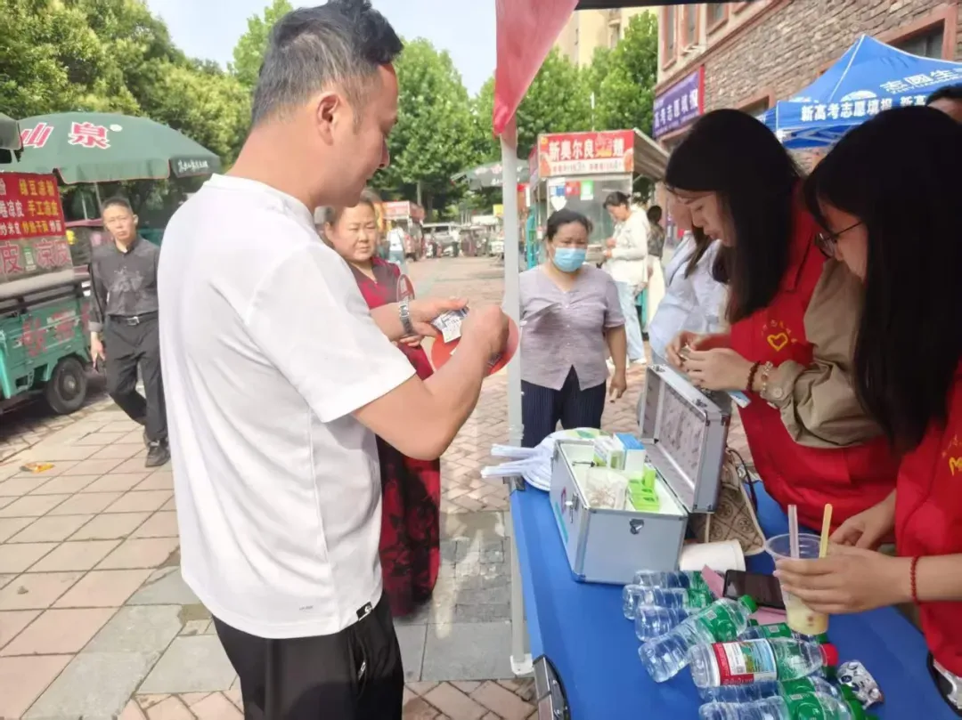 翰墨飘香助中考 红衣温情护学子——禹州市红十字三献志愿服务队2026助考纪实-第3张图片-四季读书网