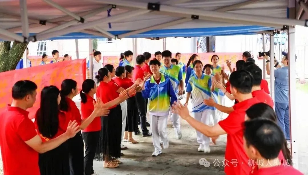 2026年中考首日——柳城考生执笔逐光,从容应考-第2张图片-四季读书网 2026年中考首日——柳城考生执笔逐光,从容应考-第2张图片-四季读书网