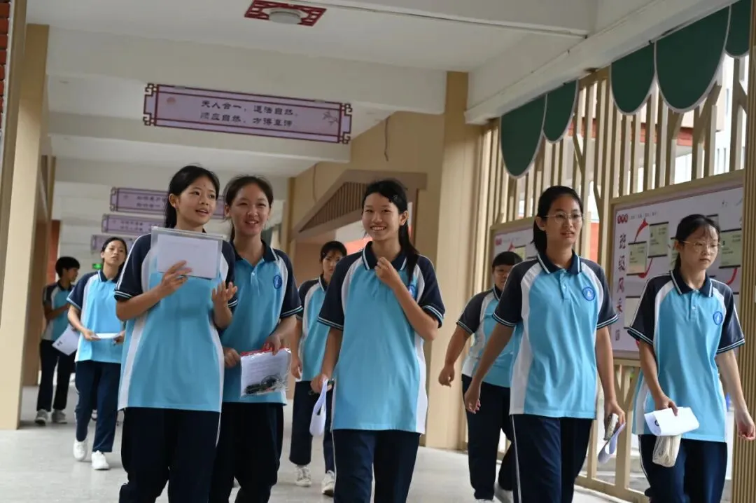 2026年中考首日——柳城考生执笔逐光,从容应考-第4张图片-四季读书网 2026年中考首日——柳城考生执笔逐光,从容应考-第4张图片-四季读书网
