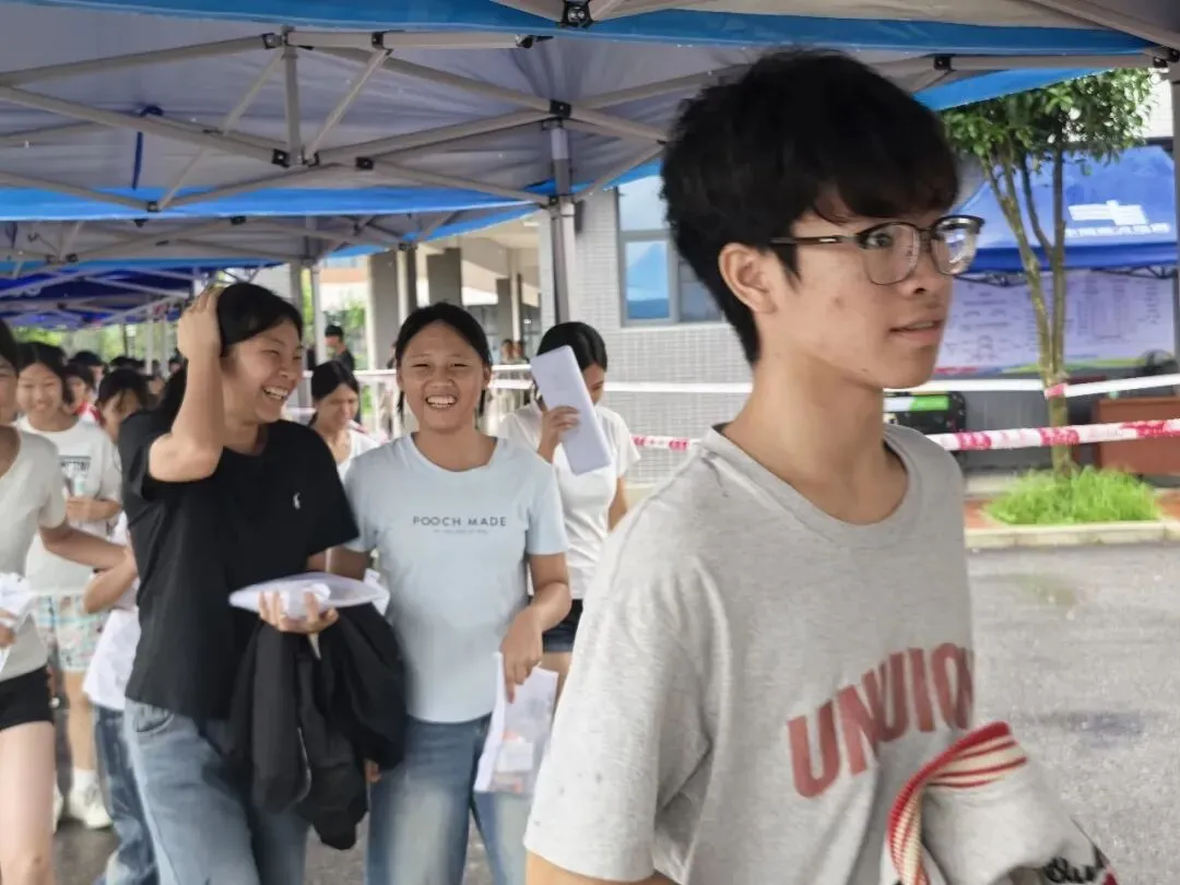 2026年中考首日——柳城考生执笔逐光,从容应考-第5张图片-四季读书网 2026年中考首日——柳城考生执笔逐光,从容应考-第5张图片-四季读书网