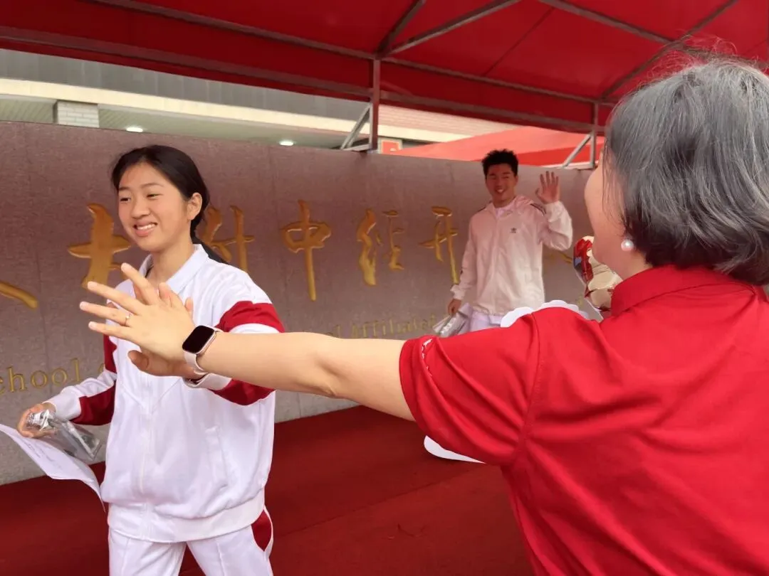 中考现场直击!执笔追梦,为亦城学子加油-第6张图片-四季读书网 中考现场直击!执笔追梦,为亦城学子加油-第6张图片-四季读书网