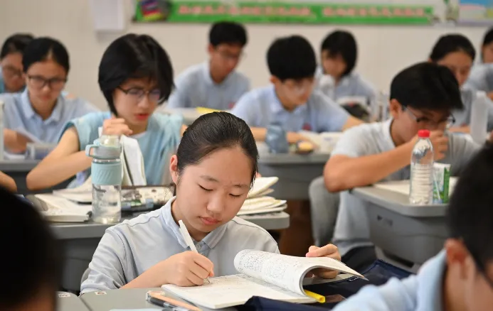 11.2万学子,加油!2026中考首日现场直击→-第4张图片-四季读书网 11.2万学子,加油!2026中考首日现场直击→-第4张图片-四季读书网