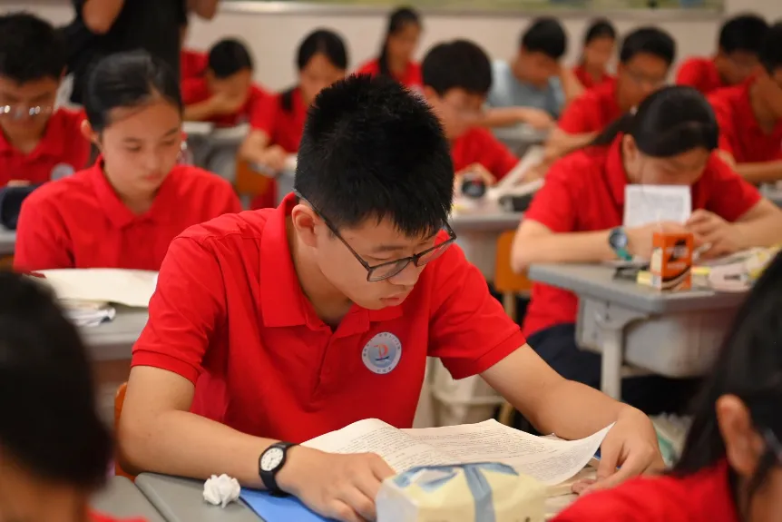 11.2万学子,加油!2026中考首日现场直击→-第5张图片-四季读书网 11.2万学子,加油!2026中考首日现场直击→-第5张图片-四季读书网