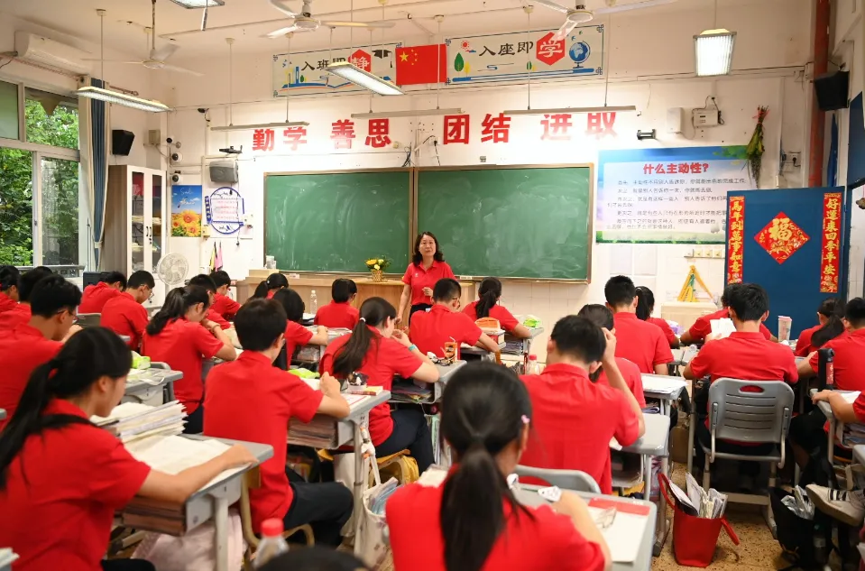 11.2万学子,加油!2026中考首日现场直击→-第6张图片-四季读书网 11.2万学子,加油!2026中考首日现场直击→-第6张图片-四季读书网