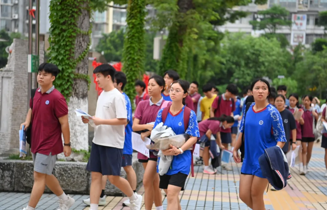 11.2万学子,加油!2026中考首日现场直击→-第8张图片-四季读书网 11.2万学子,加油!2026中考首日现场直击→-第8张图片-四季读书网