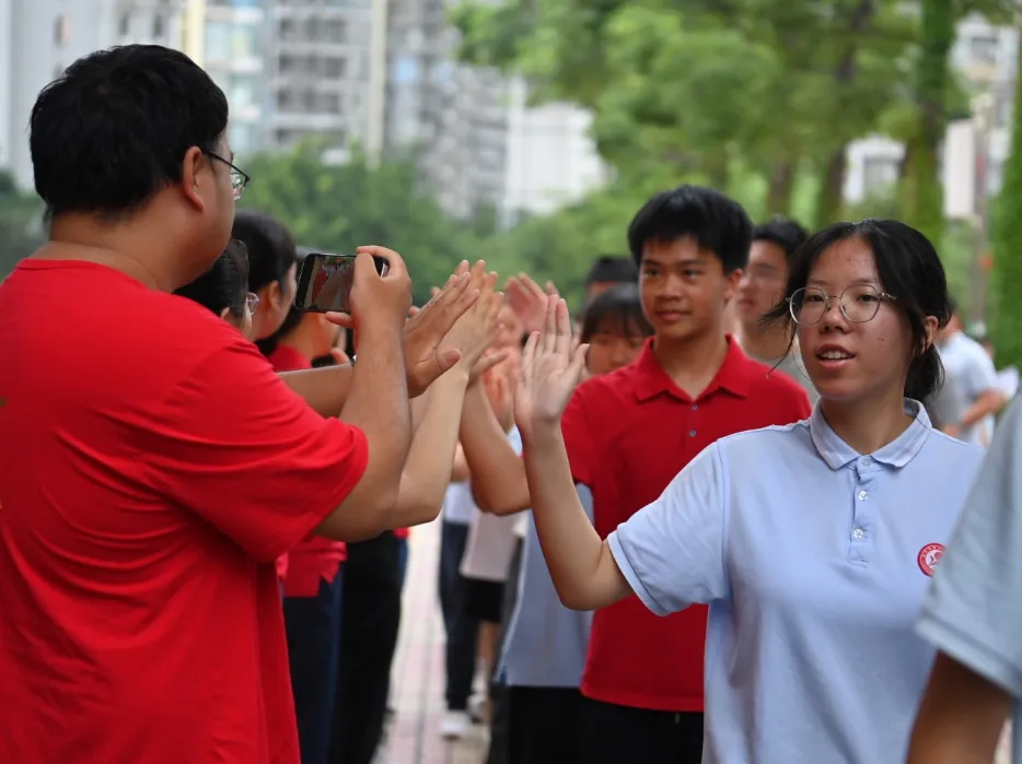 11.2万学子,加油!2026中考首日现场直击→-第15张图片-四季读书网 11.2万学子,加油!2026中考首日现场直击→-第15张图片-四季读书网