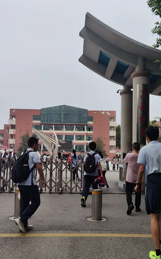 11.2万学子,加油!2026中考首日现场直击→-第20张图片-四季读书网 11.2万学子,加油!2026中考首日现场直击→-第20张图片-四季读书网