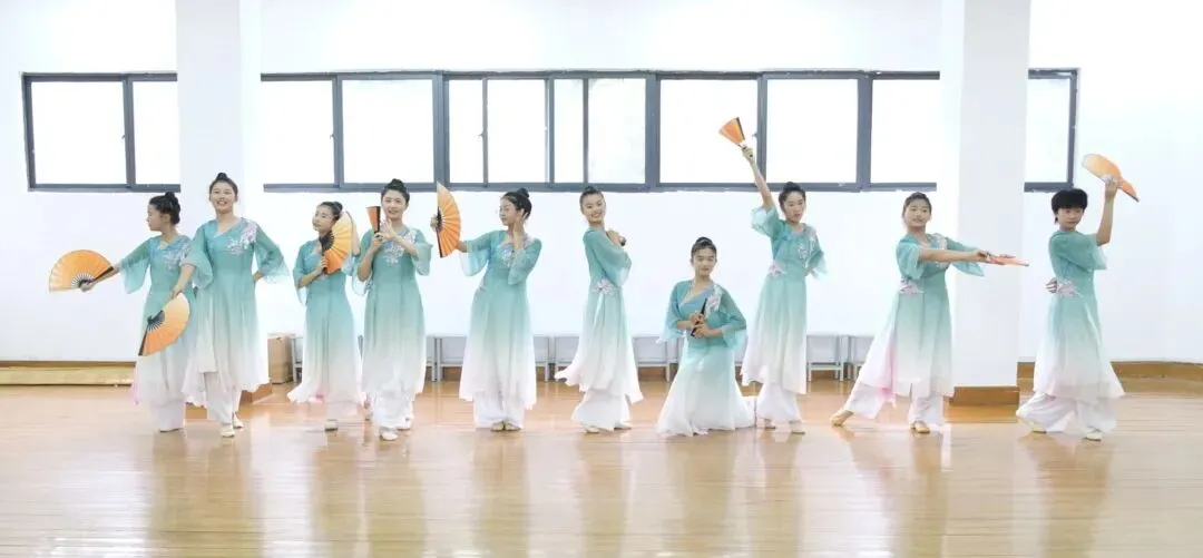 凭中考成绩择优录取!苏州新草桥中学2026高中部招生简章发布-第37张图片-四季读书网 凭中考成绩择优录取!苏州新草桥中学2026高中部招生简章发布-第37张图片-四季读书网