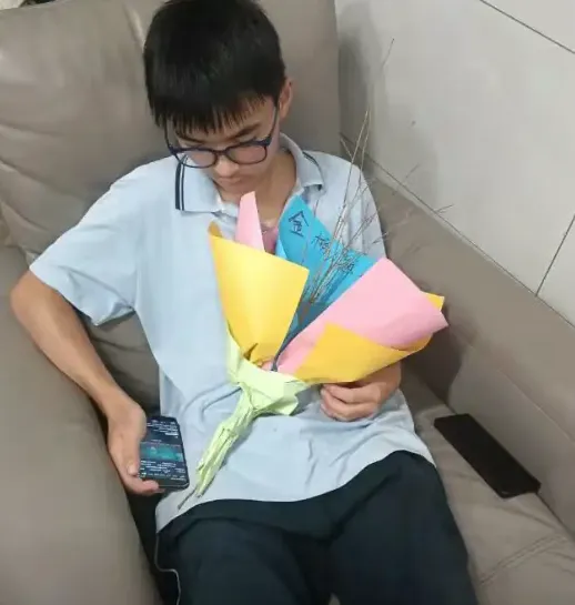 家境贫寒却一心盼孩子中考出头,拿路边树枝凑成简易花束遭嘲讽,网友:全部踩烂都不用道歉!-第1张图片-四季读书网 家境贫寒却一心盼孩子中考出头,拿路边树枝凑成简易花束遭嘲讽,网友:全部踩烂都不用道歉!-第1张图片-四季读书网