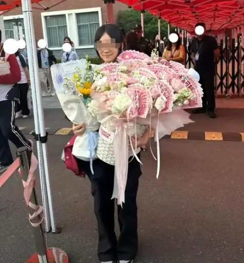 家境贫寒却一心盼孩子中考出头,拿路边树枝凑成简易花束遭嘲讽,网友:全部踩烂都不用道歉!-第2张图片-四季读书网 家境贫寒却一心盼孩子中考出头,拿路边树枝凑成简易花束遭嘲讽,网友:全部踩烂都不用道歉!-第2张图片-四季读书网