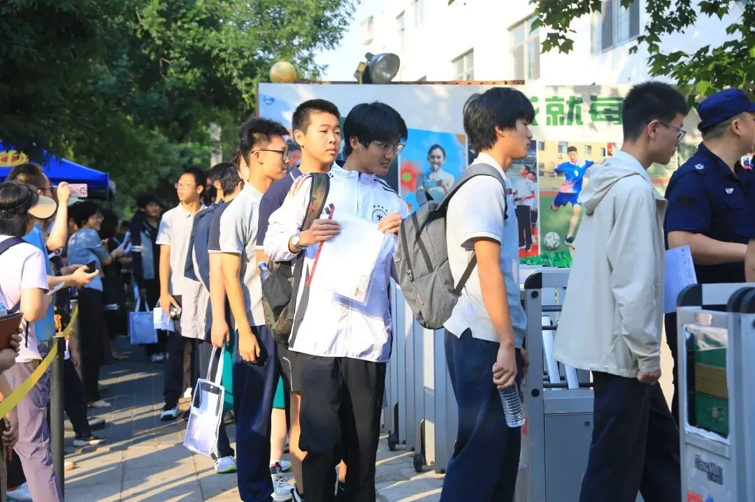 2026中考首日!望京街道以“爱与坚守”再答“护考卷”-第13张图片-四季读书网