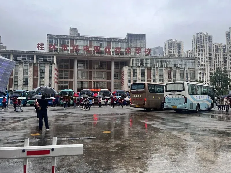 中考首日,为桂林13万考生加油!直击现场→-第3张图片-四季读书网 中考首日,为桂林13万考生加油!直击现场→-第3张图片-四季读书网