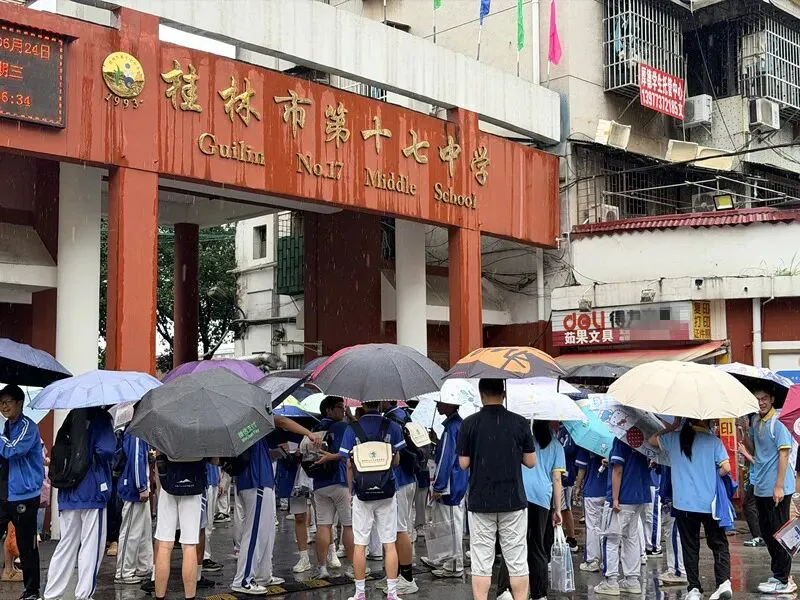 中考首日,为桂林13万考生加油!直击现场→-第6张图片-四季读书网 中考首日,为桂林13万考生加油!直击现场→-第6张图片-四季读书网