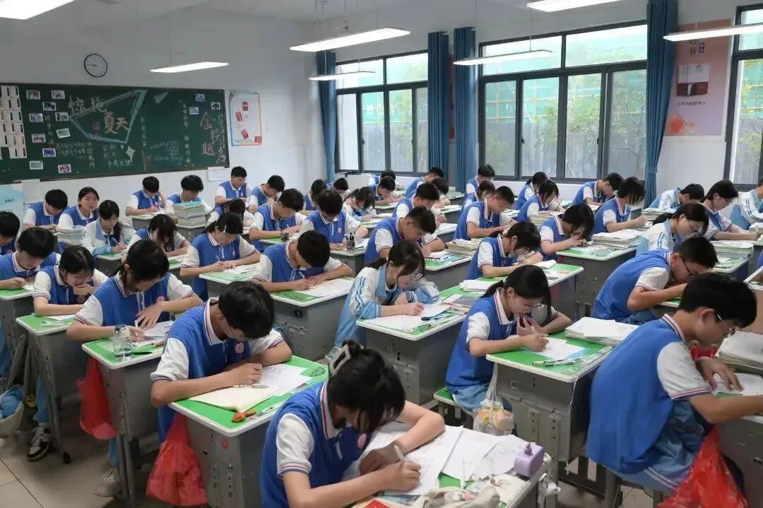 中考倒计时:别让焦虑,成为孩子前行的“隐形包袱”-第1张图片-四季读书网 中考倒计时:别让焦虑,成为孩子前行的“隐形包袱”-第1张图片-四季读书网
