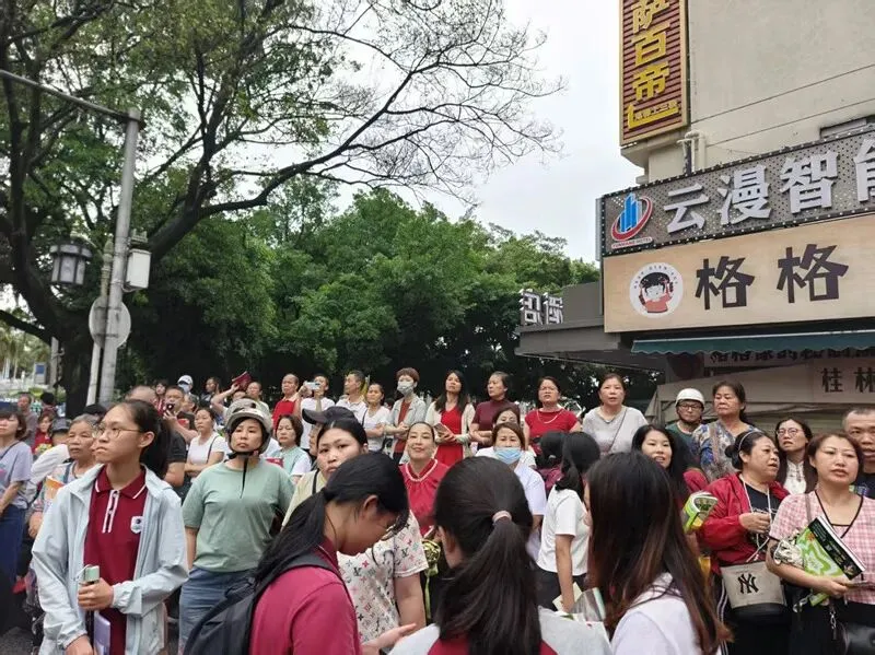 中考首日,为桂林13万考生加油!直击现场→-第8张图片-四季读书网 中考首日,为桂林13万考生加油!直击现场→-第8张图片-四季读书网