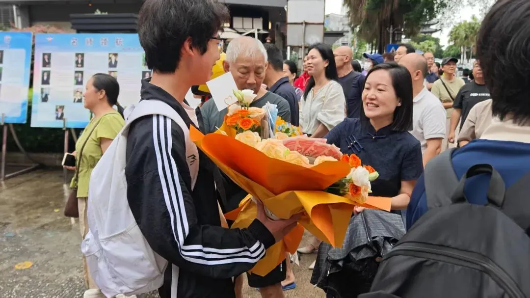 中考首日,为桂林13万考生加油!直击现场→-第12张图片-四季读书网 中考首日,为桂林13万考生加油!直击现场→-第12张图片-四季读书网