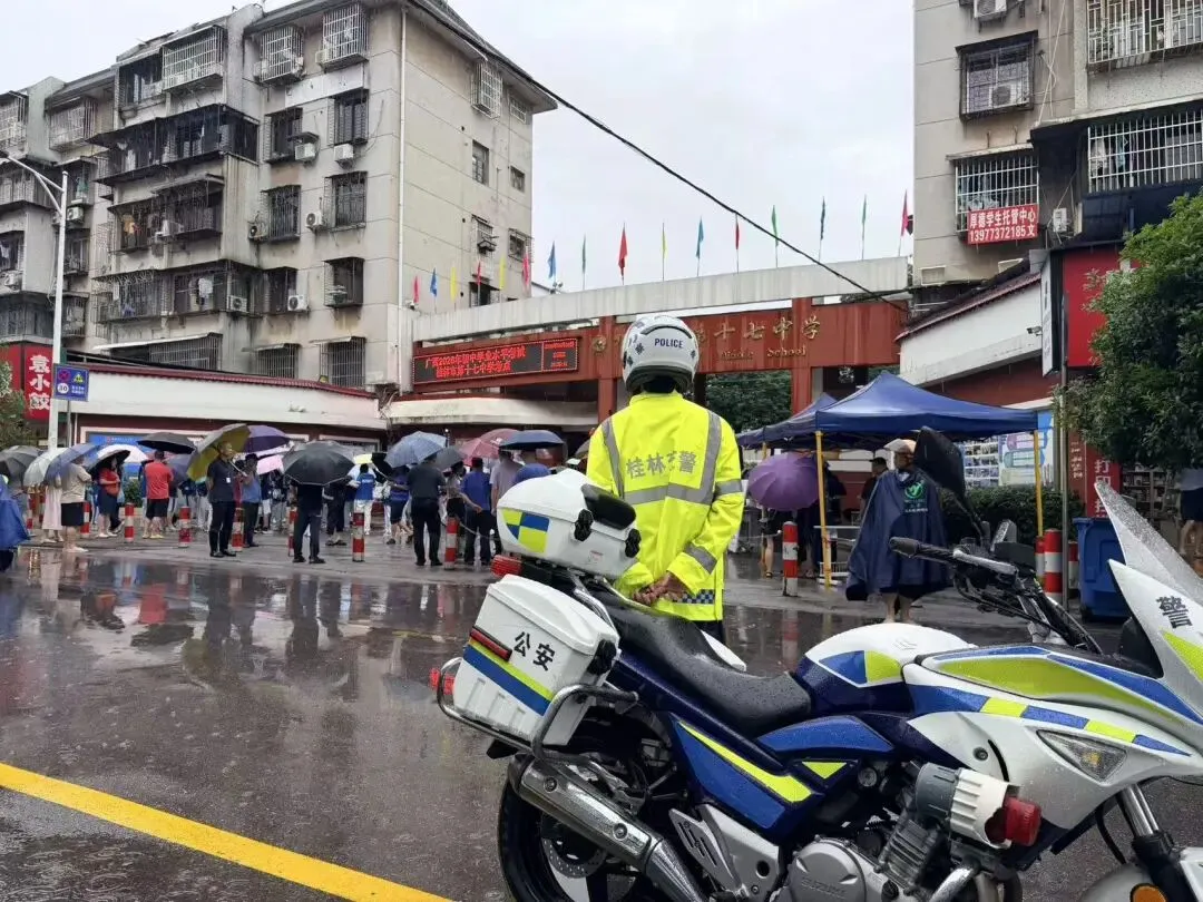 中考首日,为桂林13万考生加油!直击现场→-第15张图片-四季读书网 中考首日,为桂林13万考生加油!直击现场→-第15张图片-四季读书网