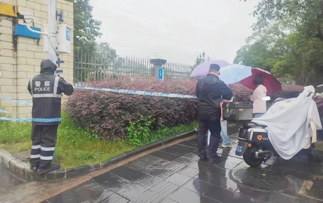 中考首日,为桂林13万考生加油!直击现场→-第16张图片-四季读书网 中考首日,为桂林13万考生加油!直击现场→-第16张图片-四季读书网