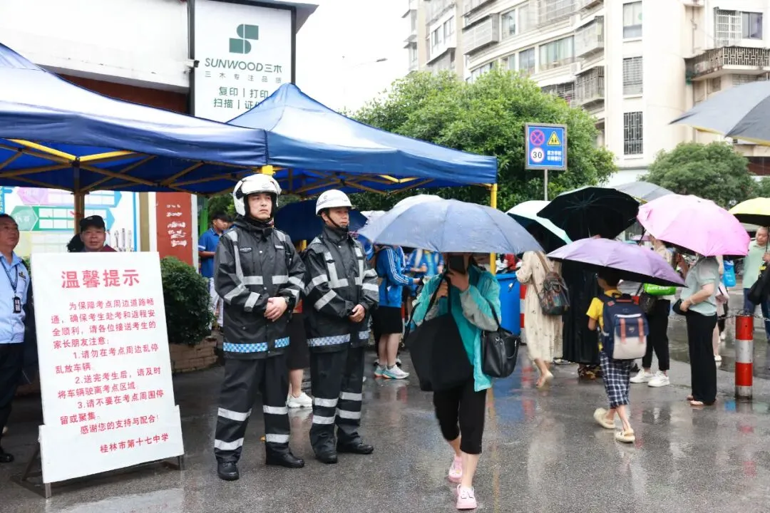 中考首日,为桂林13万考生加油!直击现场→-第17张图片-四季读书网 中考首日,为桂林13万考生加油!直击现场→-第17张图片-四季读书网