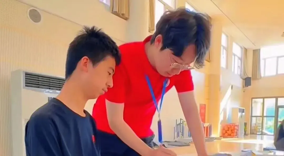 中考首日 | 2026蓝校服,出征!-第14张图片-四季读书网 中考首日 | 2026蓝校服,出征!-第14张图片-四季读书网
