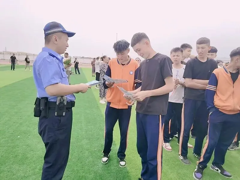 中考落幕,平安不散场——十师公安进校园送上暑期安全课-第3张图片-四季读书网