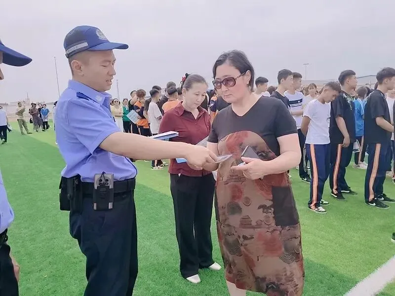 中考落幕,平安不散场——十师公安进校园送上暑期安全课-第4张图片-四季读书网