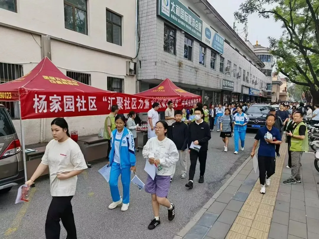 中考护航|温情守考场 暖心伴少年逐梦前行-第1张图片-四季读书网 中考护航|温情守考场 暖心伴少年逐梦前行-第1张图片-四季读书网