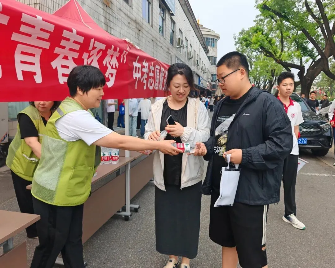 中考护航|温情守考场 暖心伴少年逐梦前行-第3张图片-四季读书网 中考护航|温情守考场 暖心伴少年逐梦前行-第3张图片-四季读书网