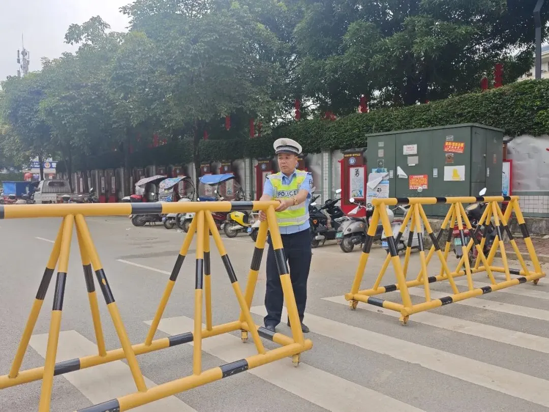 中考首日,百色交管为青春逐梦之路保驾护航-第5张图片-四季读书网 中考首日,百色交管为青春逐梦之路保驾护航-第5张图片-四季读书网