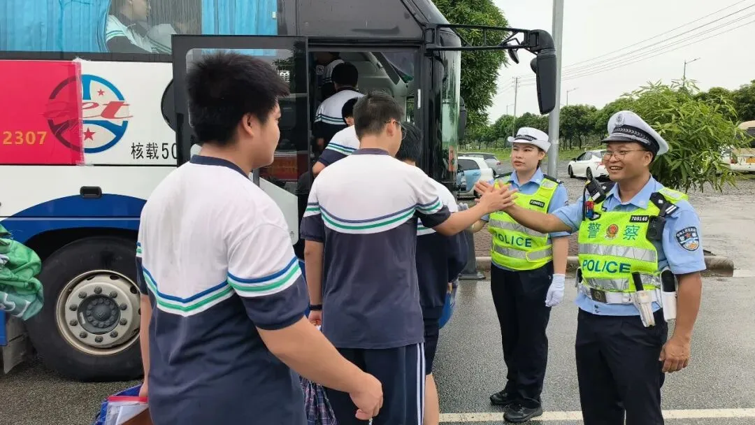 中考首日,百色交管为青春逐梦之路保驾护航-第13张图片-四季读书网 中考首日,百色交管为青春逐梦之路保驾护航-第13张图片-四季读书网