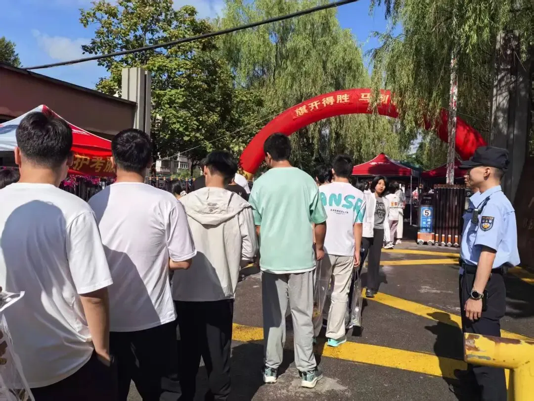 【平安护航】护航中考平安相伴彩屯派出所圆满完成中考护航工作-第4张图片-四季读书网 【平安护航】护航中考平安相伴彩屯派出所圆满完成中考护航工作-第4张图片-四季读书网