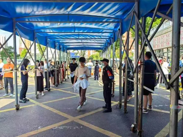 【会员动态】筑牢安全防线 护航中考平安——武汉市保安集团驻东湖高新区教育局保安大队圆满完成安保工作-第6张图片-四季读书网