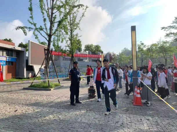 【会员动态】筑牢安全防线 护航中考平安——武汉市保安集团驻东湖高新区教育局保安大队圆满完成安保工作-第8张图片-四季读书网