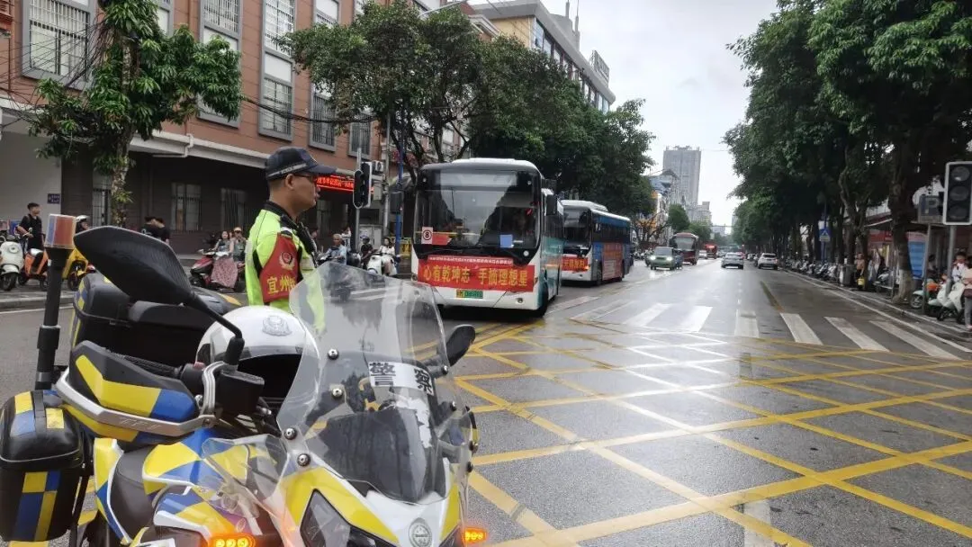 中考今日开考,宜州多部门联动护航莘莘学子-第2张图片-四季读书网 中考今日开考,宜州多部门联动护航莘莘学子-第2张图片-四季读书网