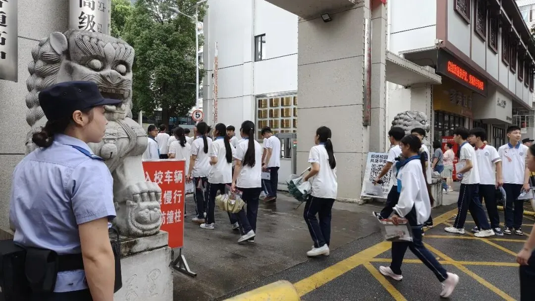 中考今日开考,宜州多部门联动护航莘莘学子-第4张图片-四季读书网 中考今日开考,宜州多部门联动护航莘莘学子-第4张图片-四季读书网