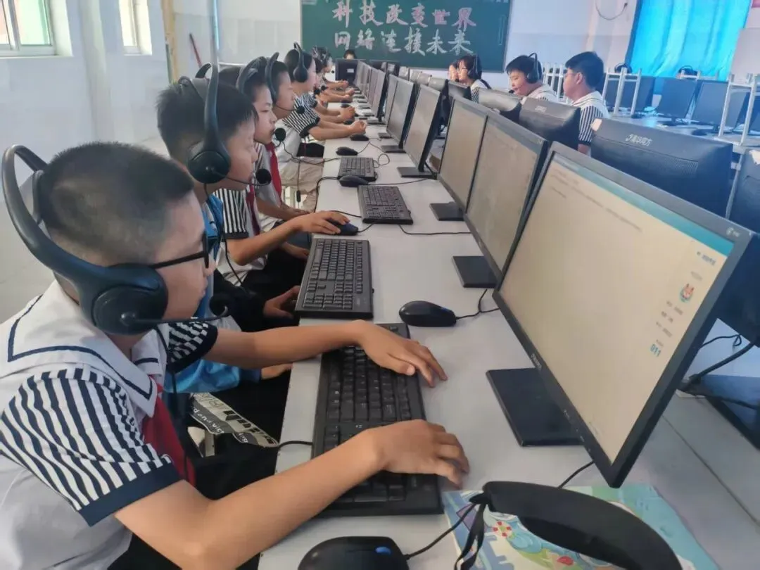 侯营镇中心小学开展六年级英语人机对话模拟考试-第1张图片-四季读书网 侯营镇中心小学开展六年级英语人机对话模拟考试-第1张图片-四季读书网