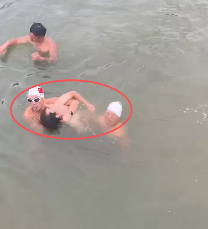 “再晚半分钟就没救了!”中考少年沉入赣江水底,冬泳队员潜水十几秒摸到人,“全身发软发紫”,赣江边上演生死逆转-第3张图片-四季读书网