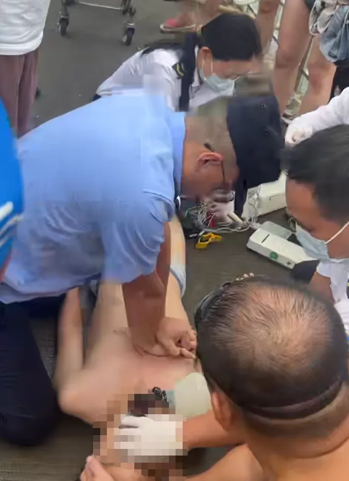 “再晚半分钟就没救了!”中考少年沉入赣江水底,冬泳队员潜水十几秒摸到人,“全身发软发紫”,赣江边上演生死逆转-第6张图片-四季读书网