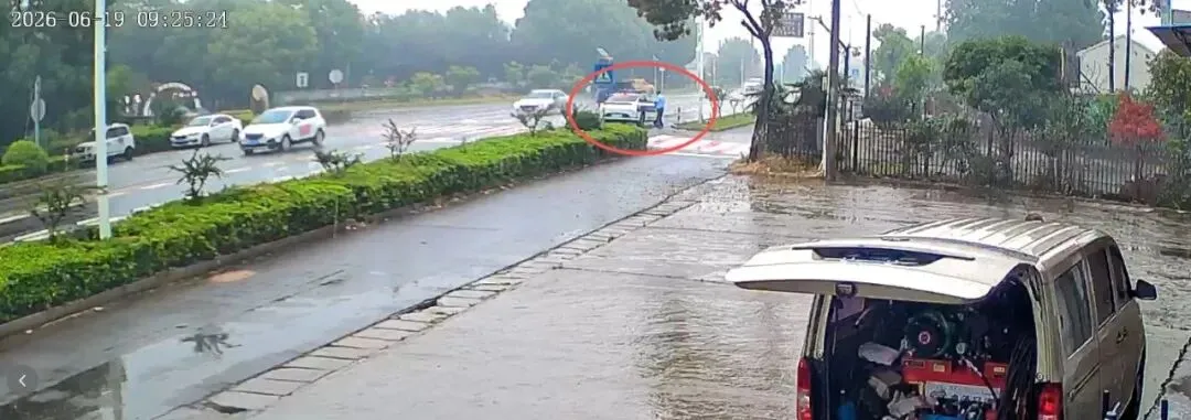 “再晚半分钟就没救了!”中考少年沉入赣江水底,冬泳队员潜水十几秒摸到人,“全身发软发紫”,赣江边上演生死逆转-第8张图片-四季读书网