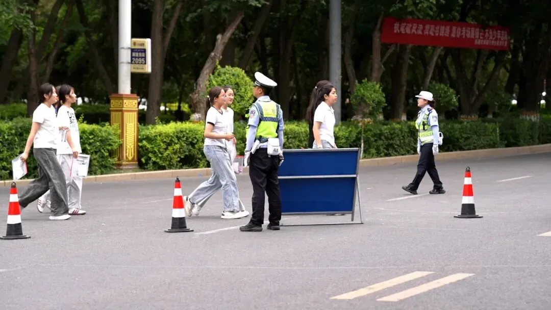 中考圆满落幕 奇台公安暖心护航交出平安答卷-第11张图片-四季读书网 中考圆满落幕 奇台公安暖心护航交出平安答卷-第11张图片-四季读书网