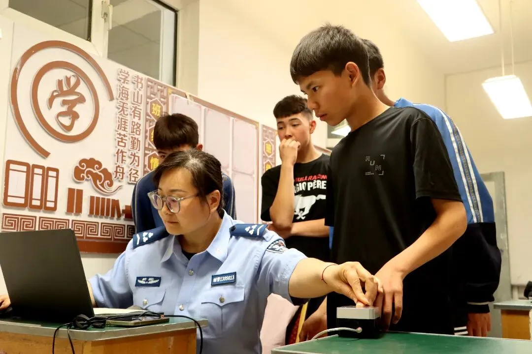 中考收官!博湖公安与学子并肩“交卷”藏蓝护航瞬间-第6张图片-四季读书网