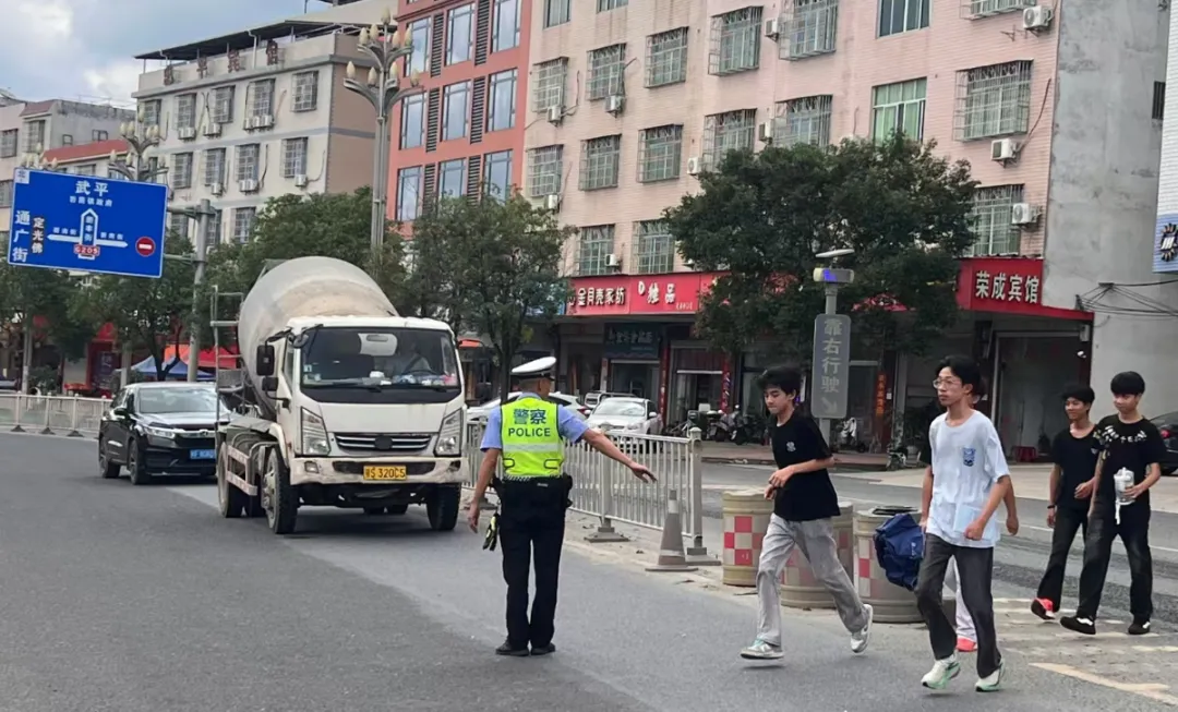 一抹荧光绿,护航中考路-第4张图片-四季读书网