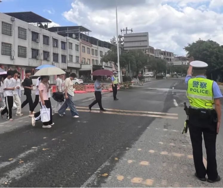 一抹荧光绿,护航中考路-第7张图片-四季读书网